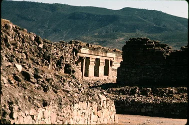 Ansicht von Mauern und einem Tempel Eingang